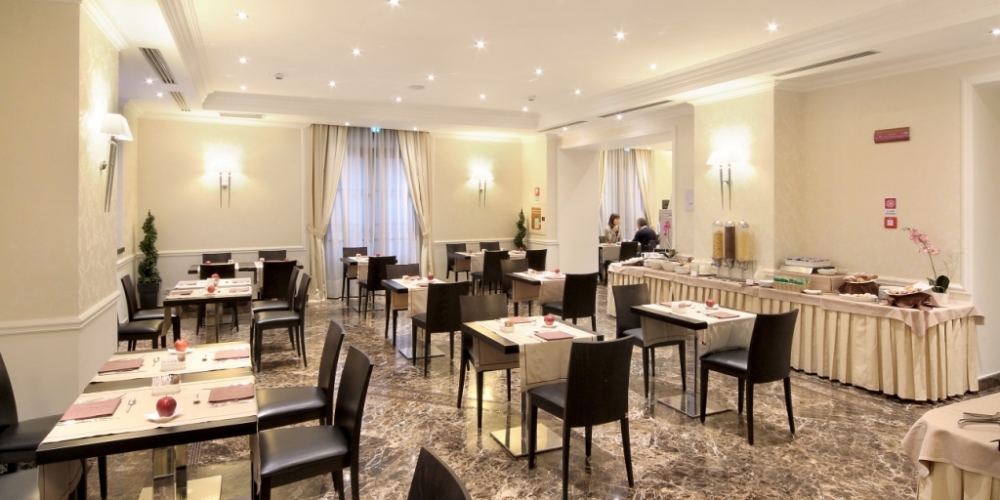 breakfast restaurant floor entrance