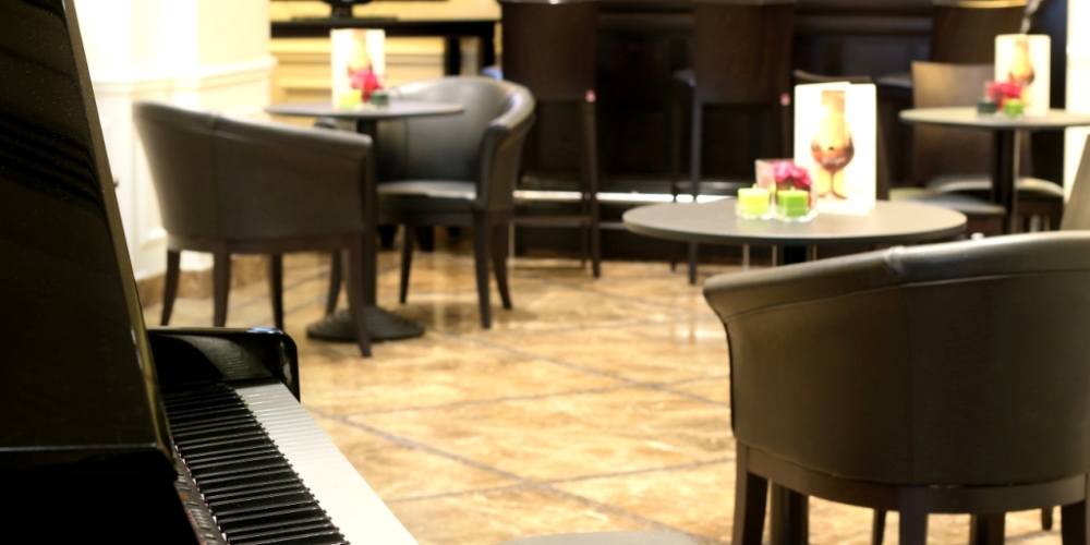 americanbar with piano view