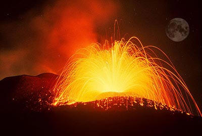 Vulcano Etna in eruzione notturna